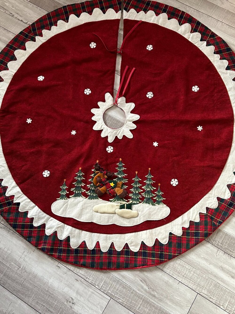 Dan Dee Collectors Choice Christmas Tree Skirt